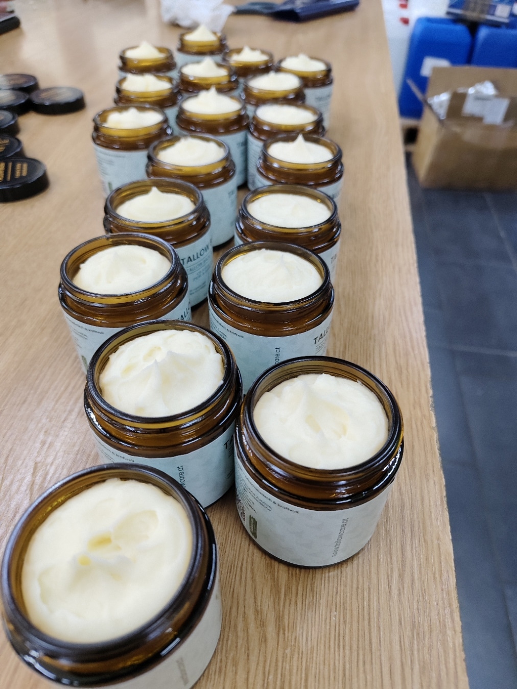 Mehrere frisch abgefüllte Tallow-Natural-Tiegel in der Produktion